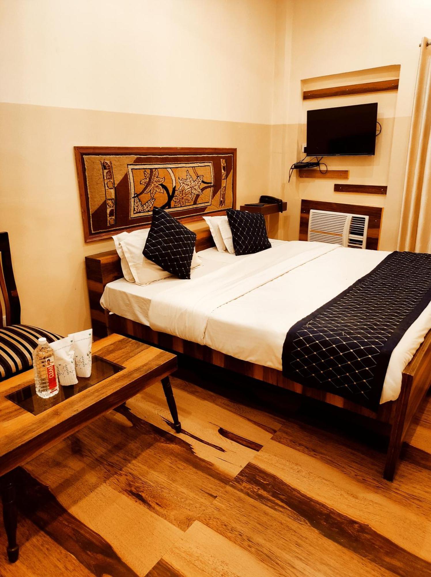 Bhagyashree Guest House 2 Km To Vishwanath Temple, Ganga Ghat Parking Available Varanasi Exterior foto