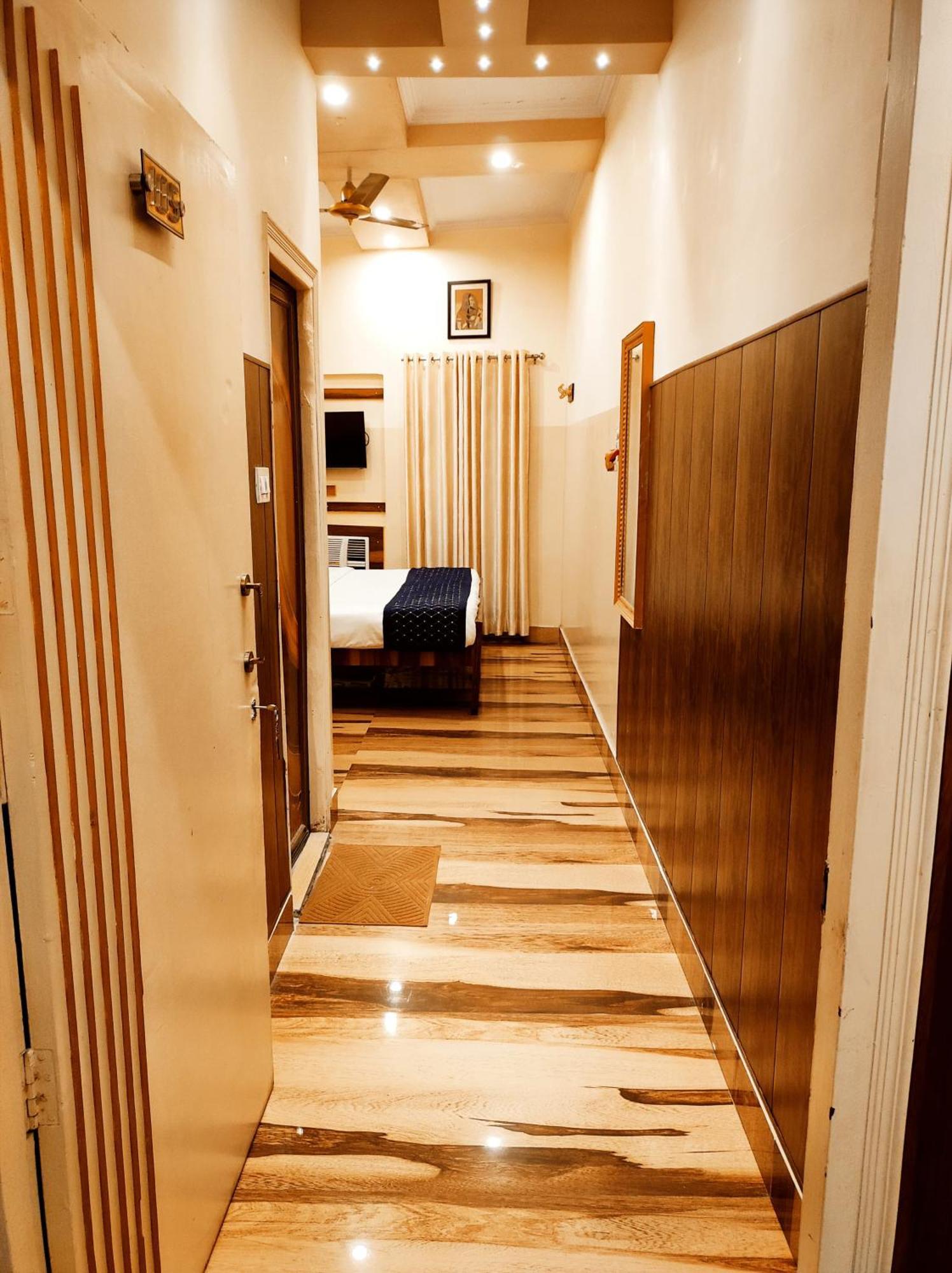Bhagyashree Guest House 2 Km To Vishwanath Temple, Ganga Ghat Parking Available Varanasi Exterior foto